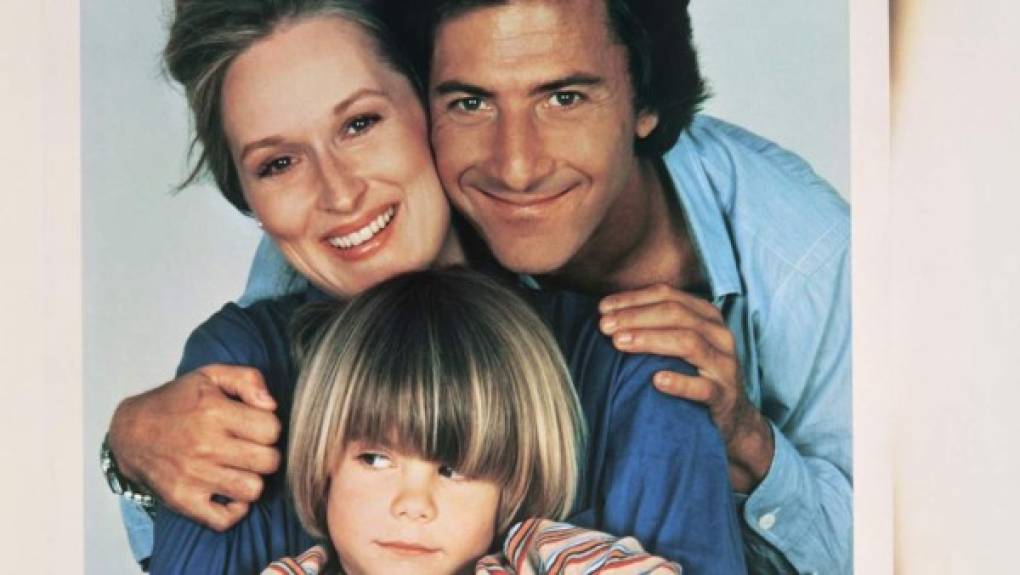 Kramer Vs. Kramer (1979)<br/><br/>En la década de los 60, los divorcios aumentaron en Estados Unidos. Y Kramer Vs. Kramer representó un comentario distinto de las relaciones modernas y la disolución de la familia. Con el personaje de Joanna, la actriz presentó un retrato poco visto de la maternidad. De hecho, Streep tuvo mucho qué ver en el guión de su personaje, pues revisó la historia con el director Robert Benton.<br/><br/>