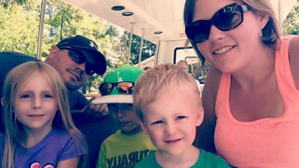 El asesinato de una familia completa en Ohio, Estados Unidos, ha conmocionado a miles de personas en el mundo.<br/><br/>Los cuerpos de John Nelson (44), su esposa Robin (35) y sus tres hijos, Gavin (12); Brianna, (10) y Liam (6) fueron encontrados sin vida dentro de su casa en Elyria, Ohio, el pasado miércoles.