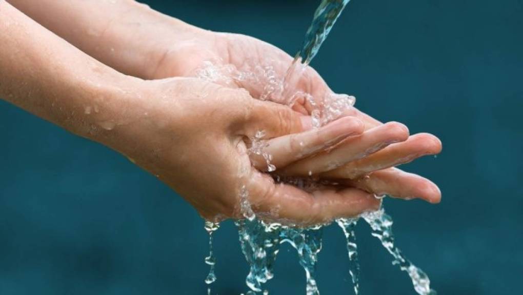 Los futbolistas tienen que lavarse las manos durante 20 segundos o usar desinfectantes, entre otros.