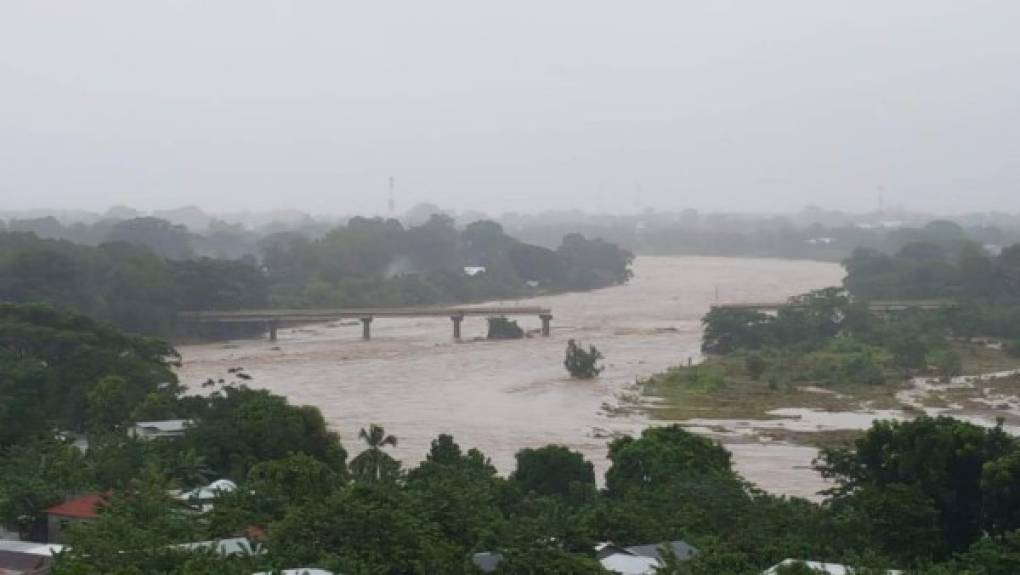 "El puente Saopín cedió por las fuertes lluvias en la ciudad de La Ceiba. "