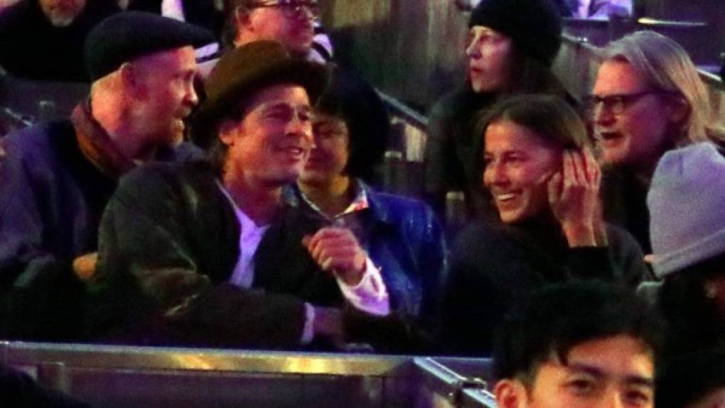 Esta es la primera relación amorosa del actor estadounidense, desde que se separó de Angelina Jolie. Pitt y su novia fueron fotografiados juntos en el VIP en una actuación de Kanye West en el Hollywood Bowl en Los Ángeles en noviembre de 2019; nueve meses antes de que se confirmara el romance. Foto: The Grosby Group.