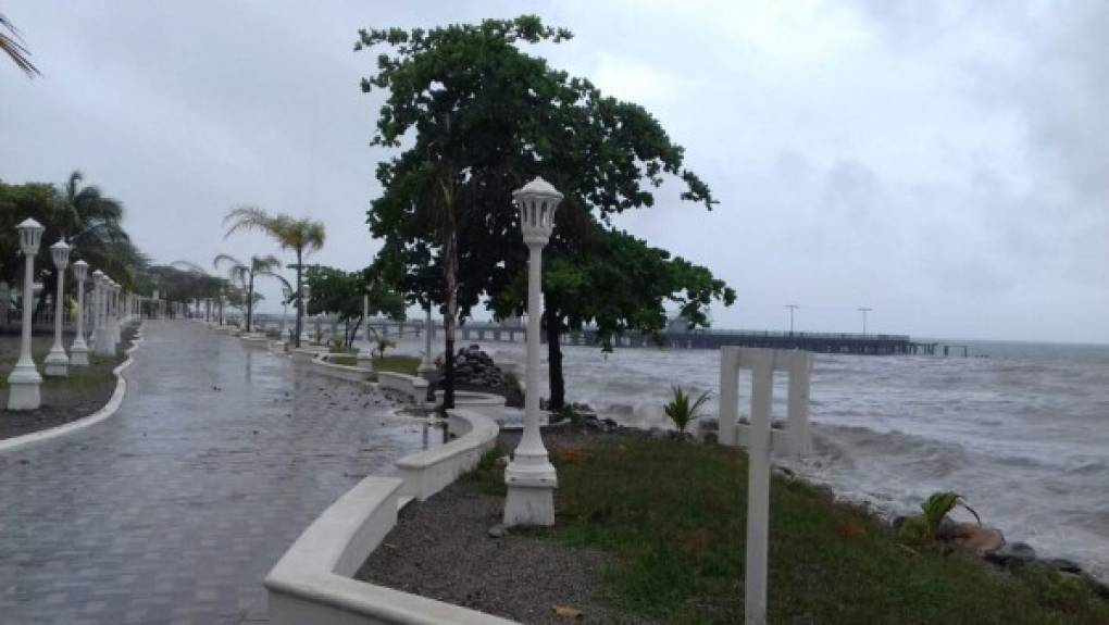 Así está el oleaje en La Ceiba, Atlántida, Caribe hondureño producto del paso de la tormenta tropical Earl.