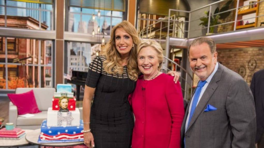Hillary Clinton platicó durante varios minutos con Lili Estefan y Raúl de Molina en un programa histórico de la televisión hispana.