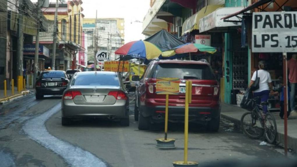 Hay calles y avenidas de la ciudad que son bloqueados por rótulos o tubos de negocios que mantienen los parqueos de forma exclusiva para ellos o sus clientes, afectando así la fluidez de los carros.