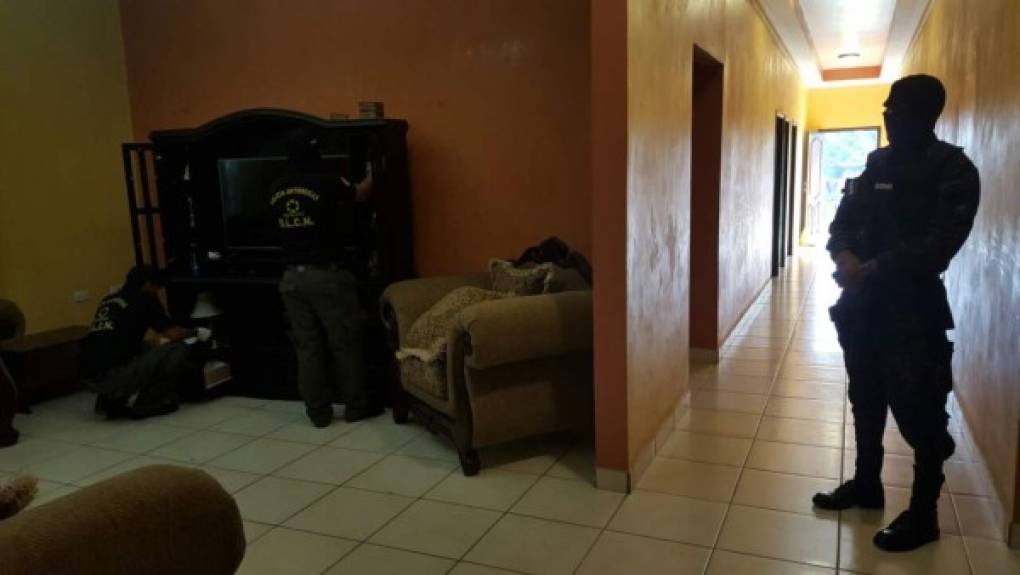 Agentes de la Dirección de Lucha Contra el Narcotráfico (DLCN) inspeccionan el interior de una de las viviendas aseguradas en la Operación Centurión.