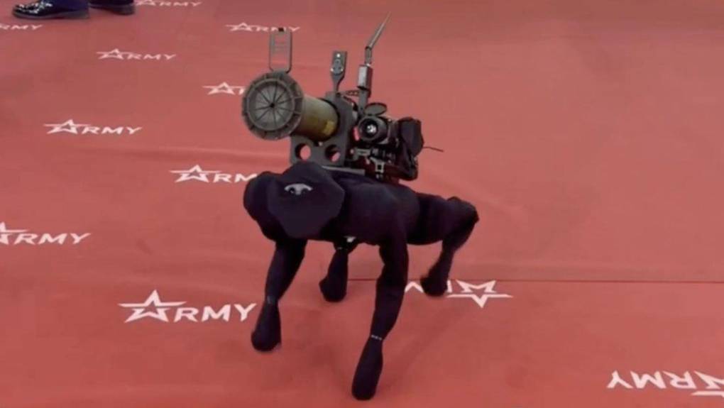 Rusia exhibe un perro robot con lanzagranadas junto a sus modernas armas en feria militar