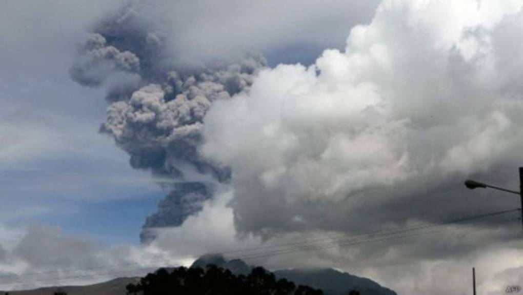 Su última gran erupción fue en 1887, sin embargo, en 2015 esta masa gigante de piedras y lava dio un susto muy grande a todo el país al incrementar su actividad y expulsó cenizas de su interior.