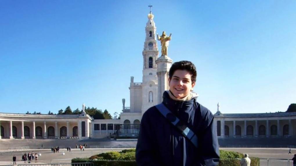 Acutis murió en 2006 de leucemia pero su legado sigue vigente en Italia y otros países. Desde muy joven mostró interés por las enseñanzas bíblicas y solía pedrle a su madre que lo llevase a la iglesia para 'saludar a Jesús', afirman medios locales.