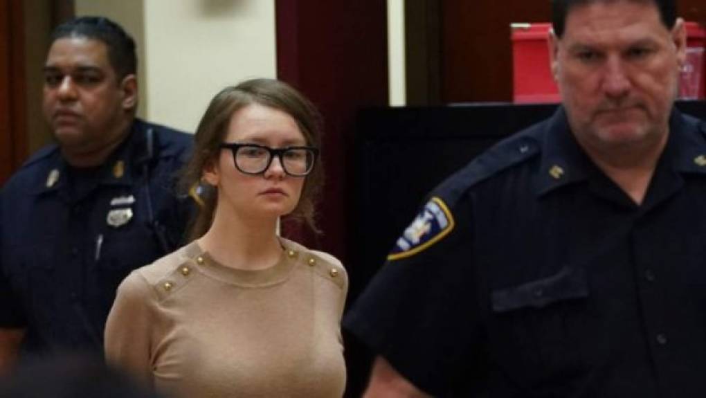 En Nueva York la conocían como Anna Delvey, heredera alemana de una fortuna valorada en 67 millones de dólares. Su nombre real es Anna Sorokin, su origen ruso y ahora enfrenta un sentencia de 15 años en prisión por estafar a varios millonarios neoyorquinos.