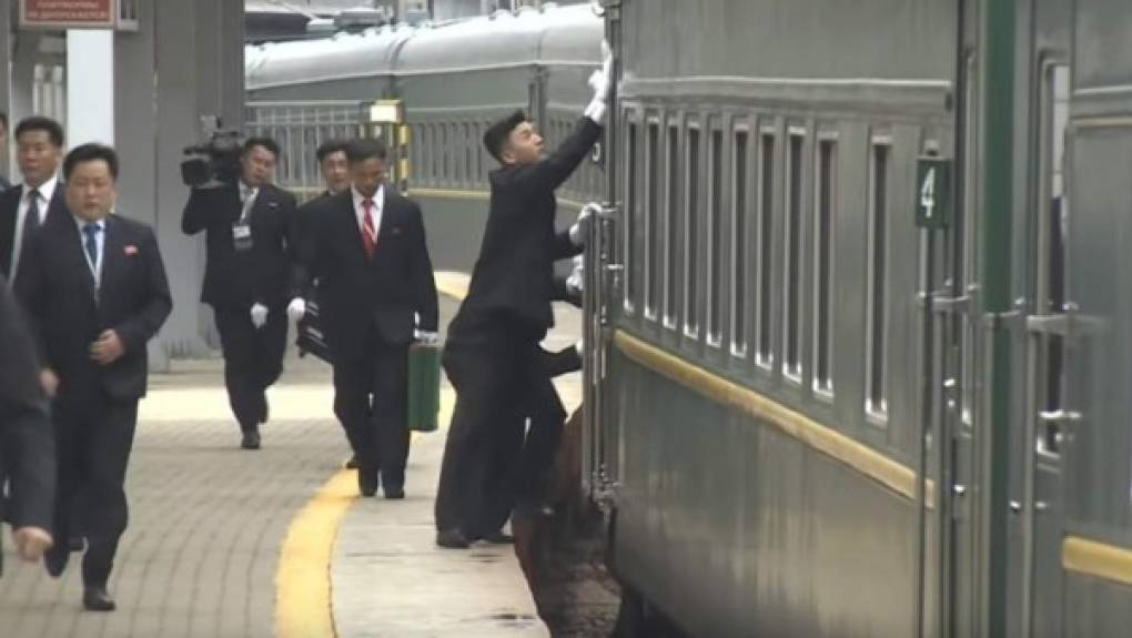 Los guardaespaldas no dejan nada al azar, incluso se encargan de limpiar el tren blindado en que realiza sus viajes el líder norcoreano.