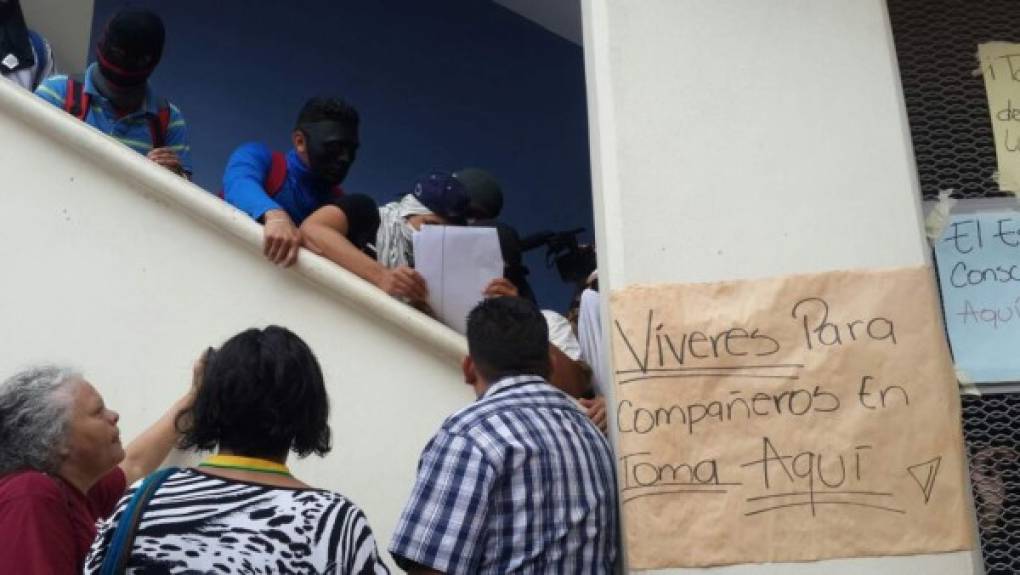 Los estudiantes se atrincheraron en el edificio de Medicina donde fueron capturados por agantes de la Policía.