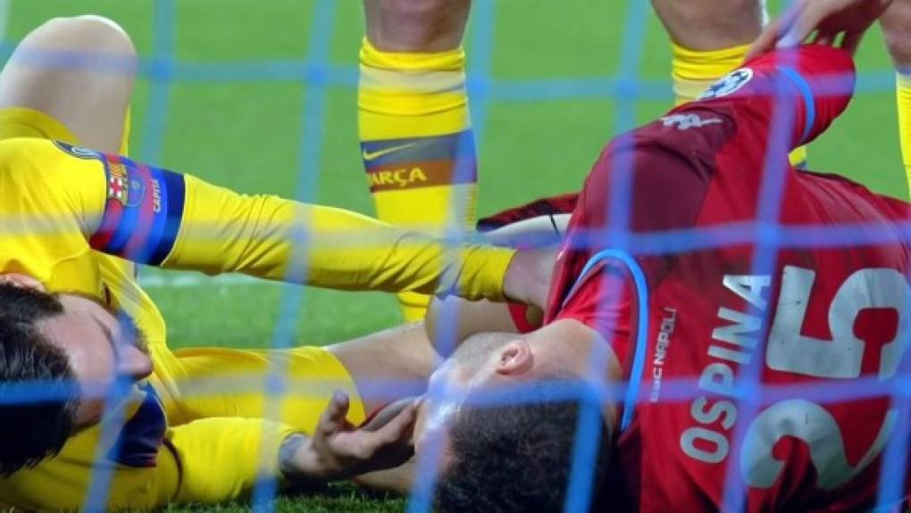 Messi se salvó de la cartulina roja tras su fuerte entrada sobre Ospina, portero del Napoli.