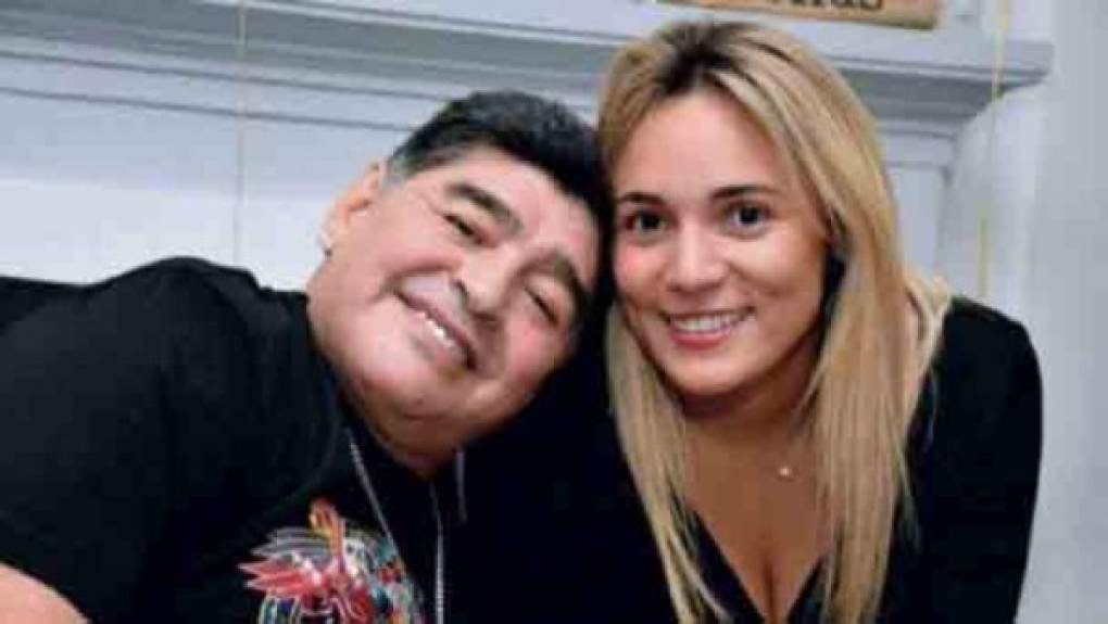 ' Me mandaron a hacer la fila como a todos. Nadie se está haciendo cargo, no tengo idea por qué hacen esto', indicó la última exnovia de Maradona al pronunciarse sobre el hecho de que le prohibieron despedirse del exfutbolista.