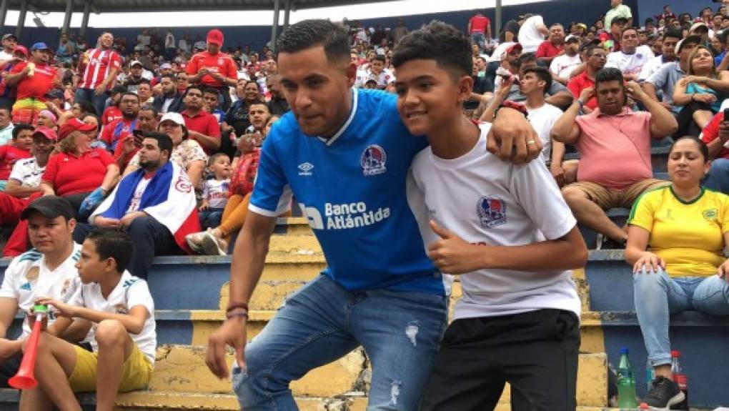 Roger Rojas también estuvo en el estadio Nacional apoyando al Olimpia. Se motó varias fotos con los aficionados.