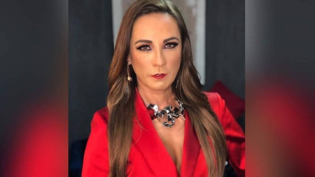 Consuelo Duval, la actriz y comediante mexicana, reveló sin tapujos cada una de las cirugías estéticas que se ha realizado para lucir mejor. <br/><br/>Las declaraciones de la famosa han sorprendido a muchos pues jamás habia hablado al respecto.