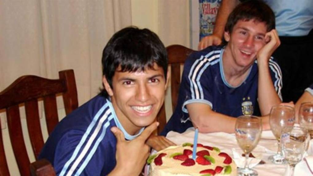 Messi y Agüero han sido compañeros en selecciones juveniles y mayor de Argentina. Una amistad los une y se empieza a barajar la 'opción Barca' como destino del delantero.