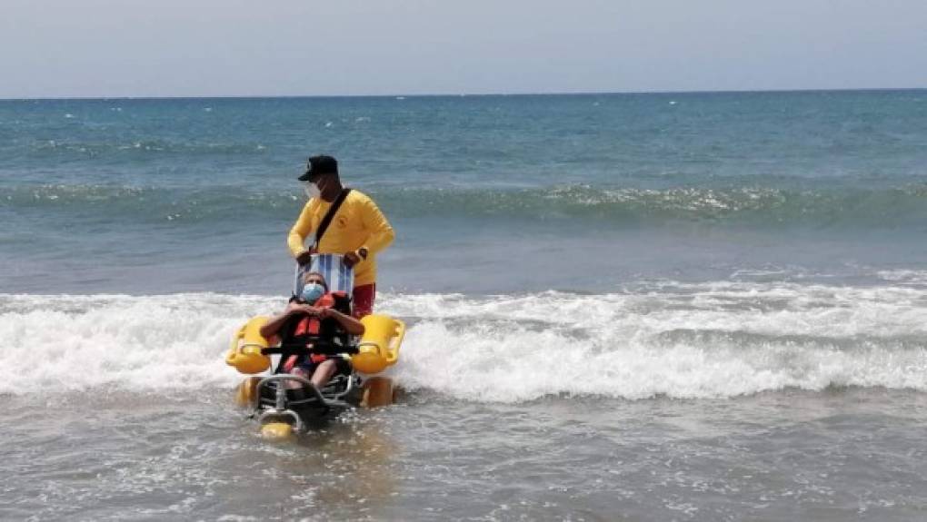 Bomberos le cumplen deseo de bañar en el mar a ciudadano con discapacidad