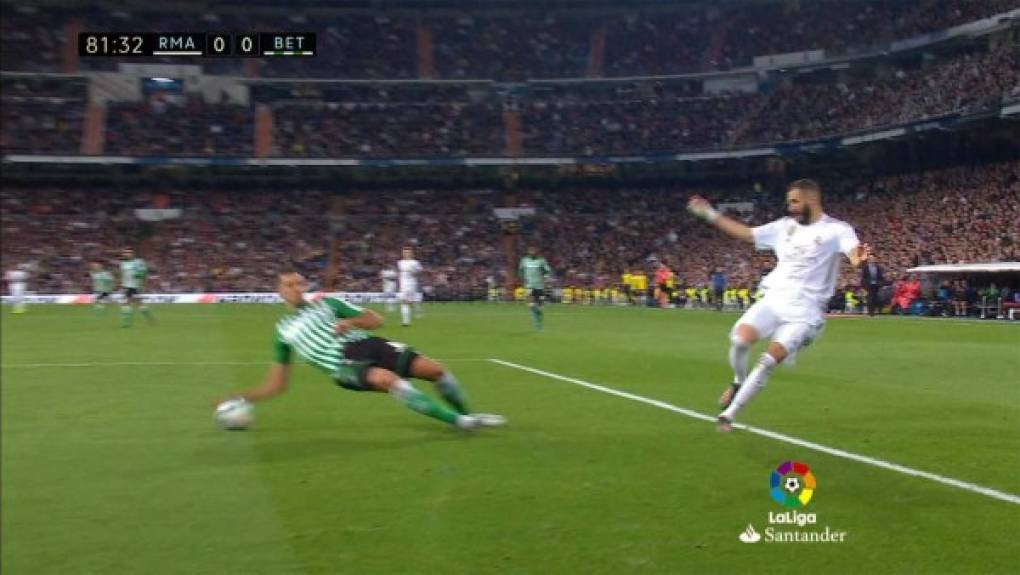 El Real Madrid pidió penal por esta clara mano de Zouhair Feddal en el área del Betis tras un centro de Karim Benzema.