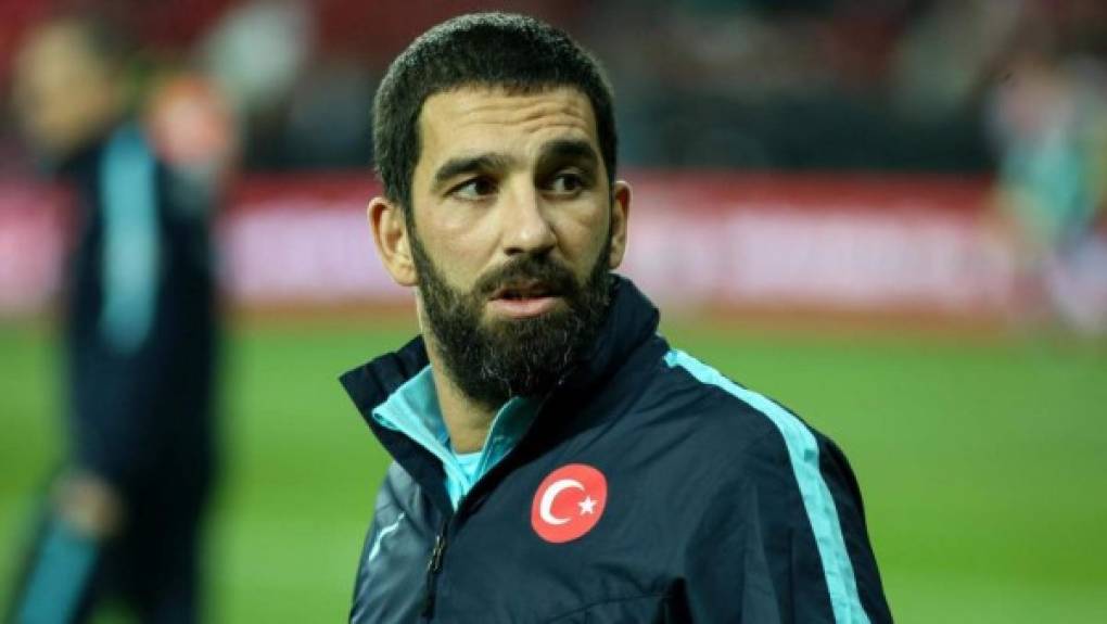 Arda Turan - El centrocampista turco gastó una gran cantidad de dinero en darle el gusto a su padre de manejar una gasolinera. Además, compró un terreno en Bayrampasa, Estambul.