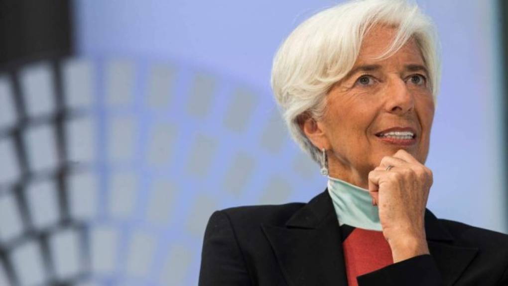 8. Christine Lagarde se convirtió en la primera mujer que dirige el Fondo Monetario Internacional (FMI), el poderoso organismo mundial que reúne a 189 países, que fomenta la cooperación monetaria y la estabilidad cambiaria.