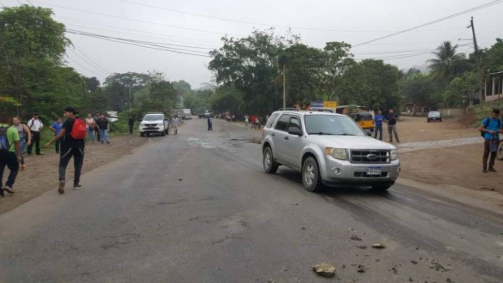 Algunas piedras fueron lanzadas contra los policías, que previo habían lanzado gases lacrimógenos.