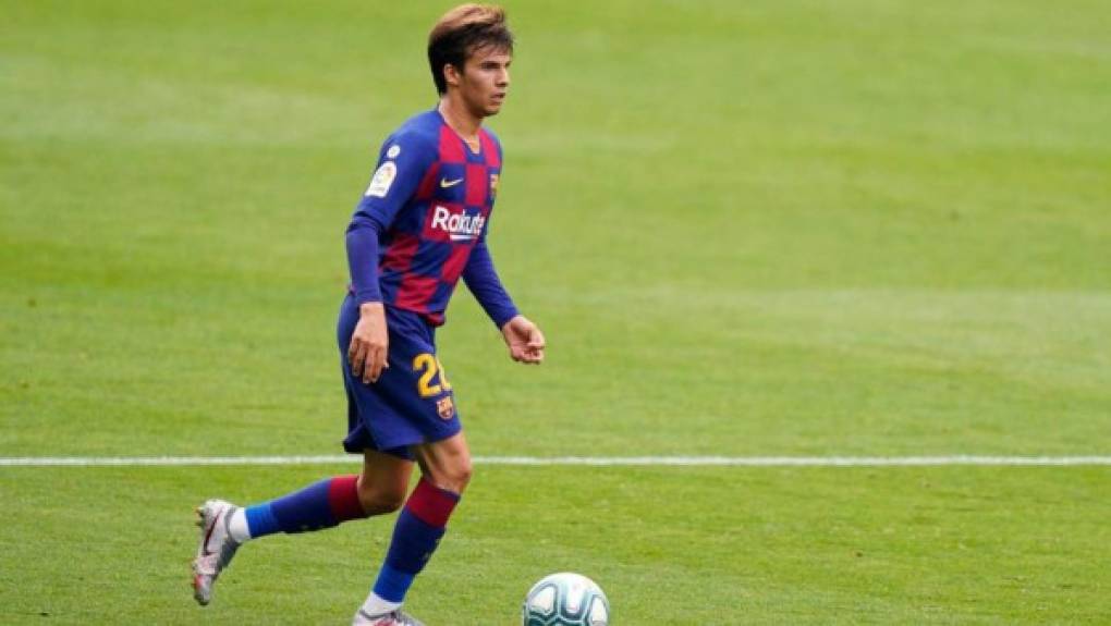 Riqui Puig: El joven mediocampista también será ascendido al primer equipo del Barcelona.