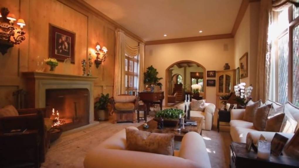 El interior de la villa construida en 1930 también se encuentra lleno de lujos, aunque portales estadounidenses afirman que la ex presentadora de televisión remodelará la mansión a su gusto.