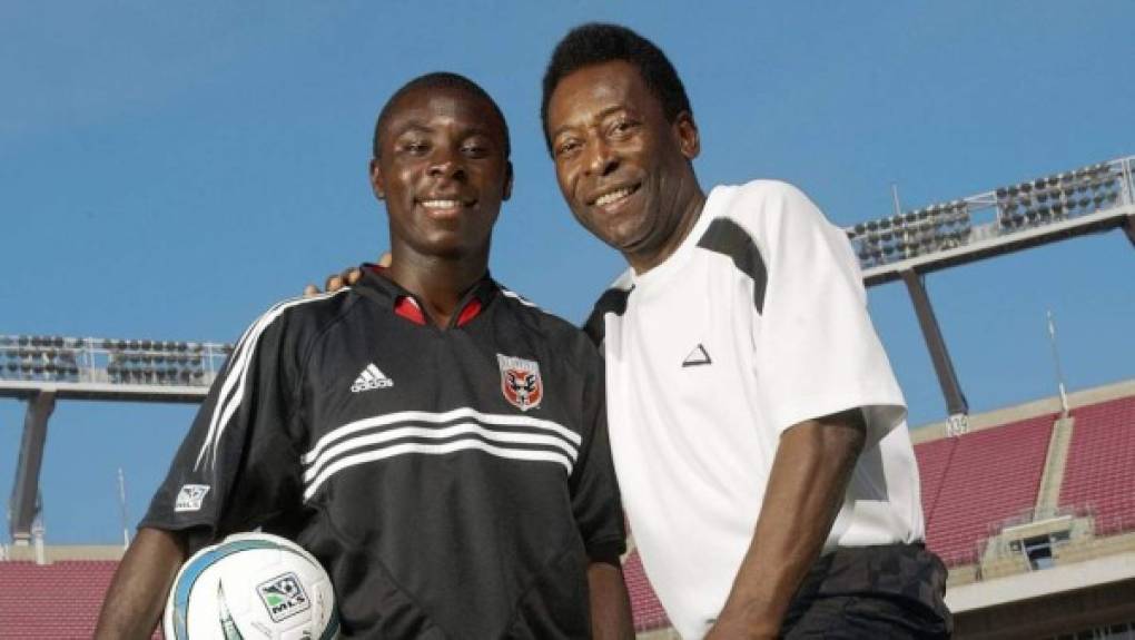 Freddy Adu - Al delantero estadounidense le denominaron como el futuro Pelé. Considerado como un fenómeno deportivo, pero a pesar de todas las expectativas creadas, nunca gozó de continuidad en Estados Unidos. y acabó recalando en Portugal. De ahí pasó por varios equipos del continente europeo sin gozar del protagonismo que se le presuponía. En la actualidad juega en el Österlen FF de la Primera División de Suecia.