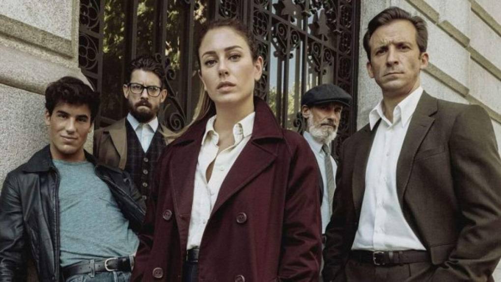 ”JAGUAR” (Netflix).El 22 de septiembre se estrena esta producción protagonizada por Blanca Suárez, que se mete en la piel de una superviviente de Mauthausen, para unirse a un grupo de agentes, oculta tras un nombre en clave: “Jaguar”. La serie viaja a la España posterior a la Segunda Guerra Mundial (1939-1945), cuando numerosos nazis rehicieron su vida en el país, y cuenta la historia de una banda que no parará hasta hacer justicia.