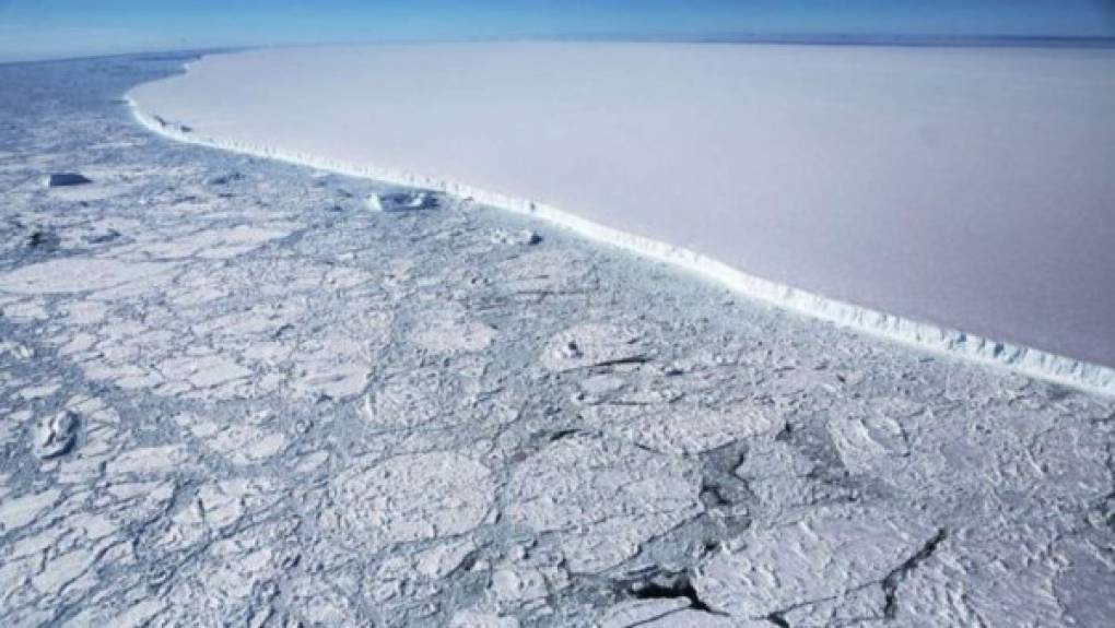 El A68a es uno de los iceberg más grandes del mundo, tiene aproximadamente 80 veces el tamaño de Manhattan.