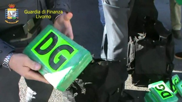 Las autoridades contabilizaron 582 bloques de cocaína dentro de los sacos que estaban marcados con una X.
