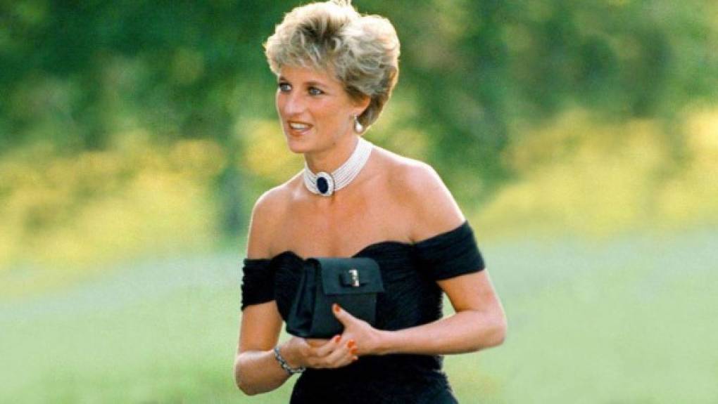 Desde su divorcio, Lady Di ya no tenía derecho al título de alteza real ni a funerales nacionales. Pero los británicos reclamaban un homenaje a la altura de su 'Reina de corazones'.