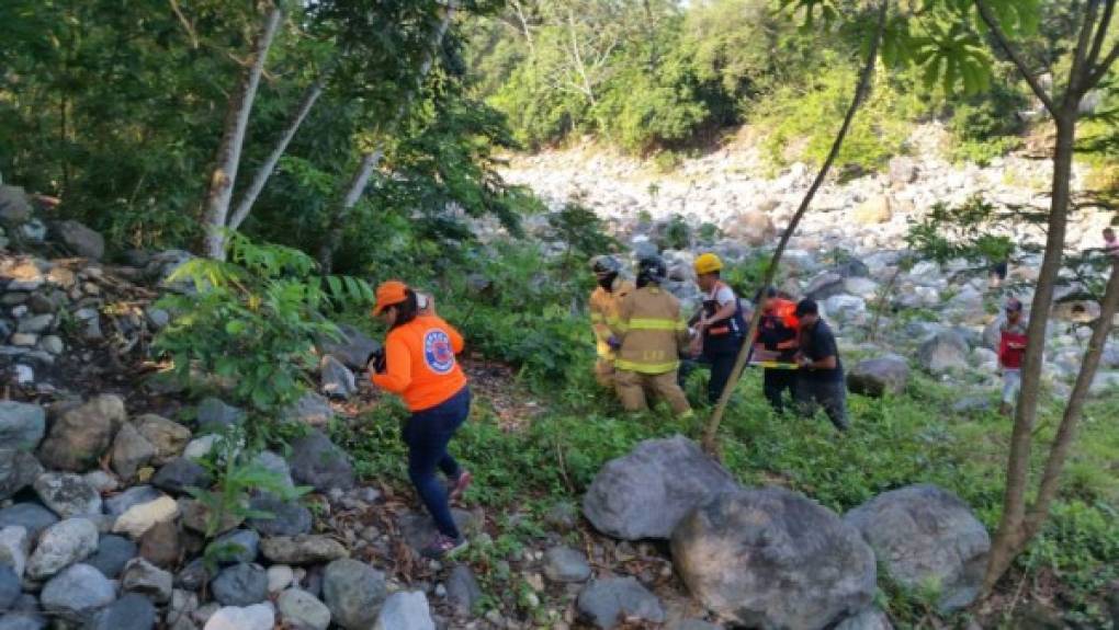 El motorista fue llevado de emergencia a un centro médico; resultó con varias heridas y una posible fractura en una pierna.