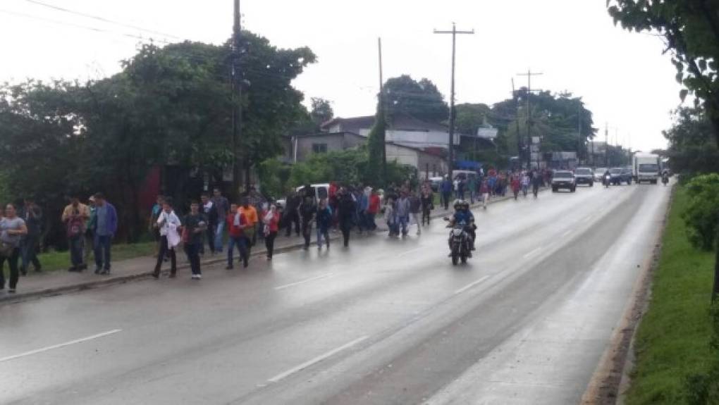 Cientos de sampedranos tuvieron que caminar hacia el centro de San Pedro Sula.