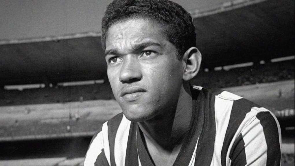 Garrincha: Futbolista brasileño, adicto al alcohol y al tabaco desde los diez años, se convirtió en un referente histórico junto a Pelé. Murió a los 49 años a causa de la bebida.