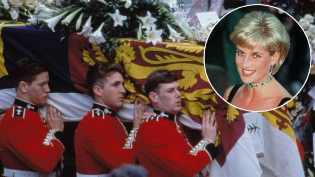 Hillary Clinton, Tony Blair, Luciano Pavarotti, Margaret Thatcher y Tom Cruise, asistieron al entierro de Lady Di. Elton John interpretó el tema 'Candle in the wind', cuya letra había reescrito especialmente par rendir homenaje a Diana.