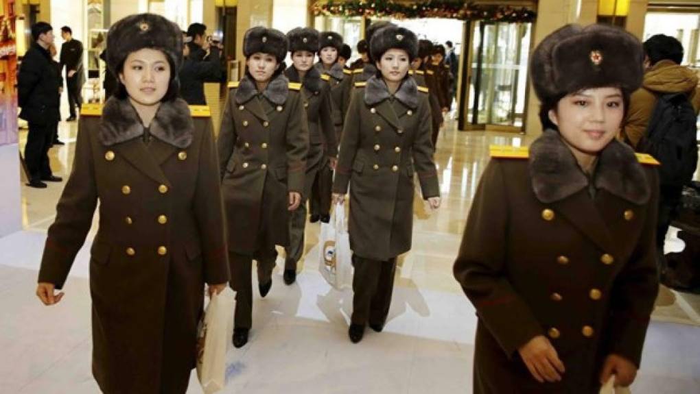 El abuelo de Kim ordenó a las autoridades reclutar a las jóvenes a inicios de los 70. Algunas eran tomadas desde los 13 años con los oficiales afirmando a los padres que sus hijas estaban siendo llevadas a una importante misión para servir a Kim Il-sung.