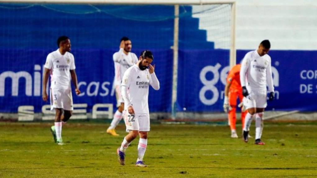 Los jugadores del Real Madrid, cabizbajos por la eliminación.