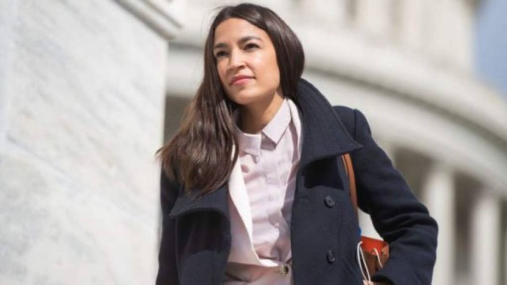 Los republicanos exigieron a AOC que se disculpara con Ted Cruz por haberlo acusado de casi haber hecho 'que la asesinara' durante el asalto al Capitolio tras descubrir que fue evacuada de un edificio a dos cuadras del edificio por la policía y que por lo tanto 'nunca estuvo en peligro'.