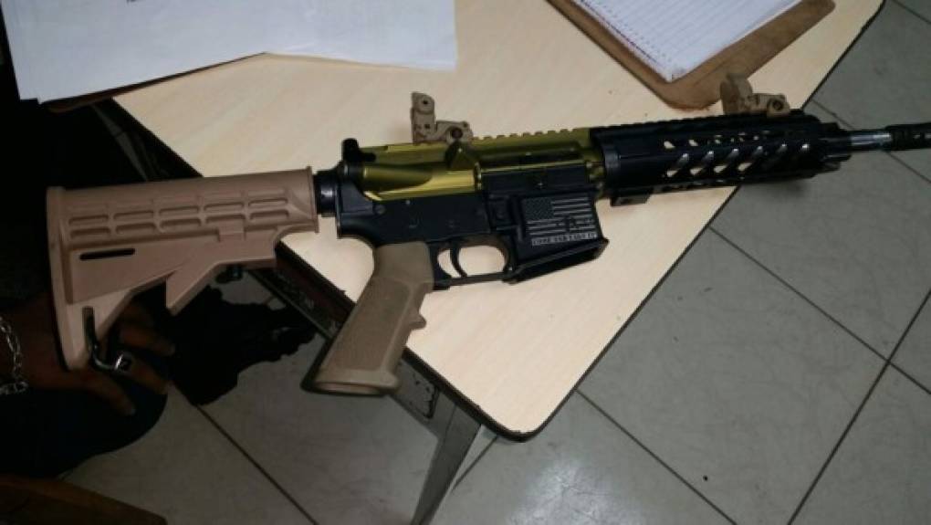 Fusil de asalto AR-15 con el que Erick Levi Ramos (23) amenazó a las víctimas para montarlas en el vehículo.