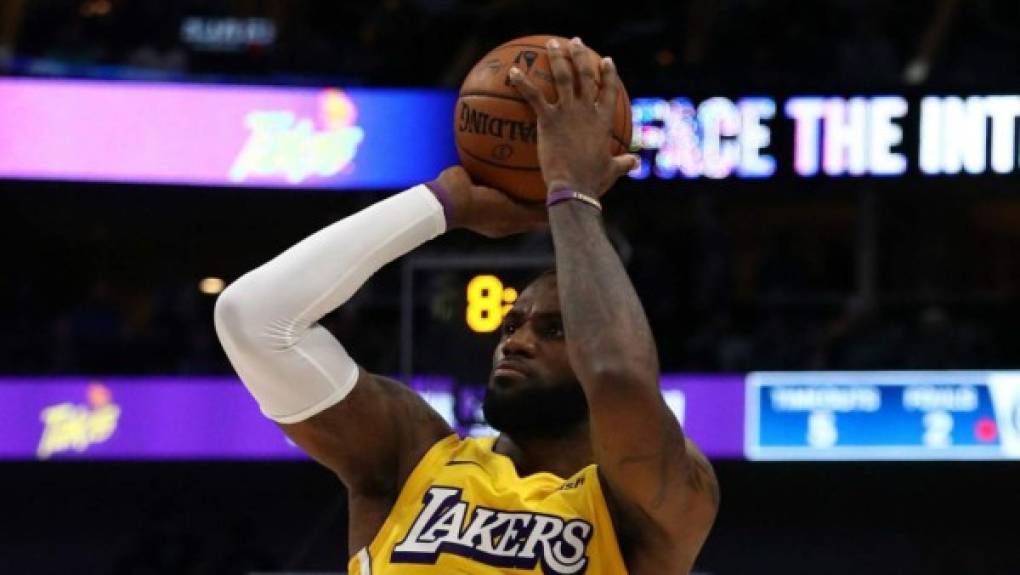 Lebron James inicia su día con una comida rica en proteínas y frutas: pancakes de clara de huevo, bayas y yogurt desnatado.