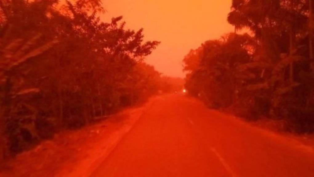 Extraño fenómeno tiñe de rojo el cielo en Indonesia