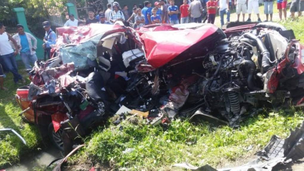 Cuatro personas muertas y siete heridas dejó este miércoles un accidente de tránsito registrado en la aldea de Toyos de El Negrito, departamento de Yoro, zona norte de Honduras. <br/>