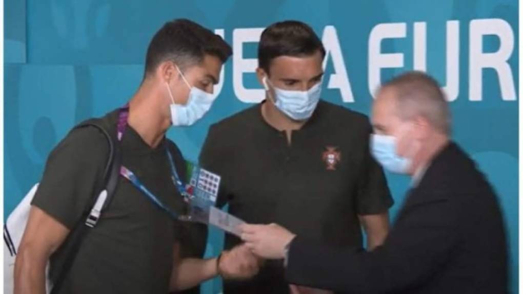 ¿No lo conocía a CR7? Un miembro de seguridad le pidió su credencial a Cristiano Ronaldo en el momento que arribó la selección de Portugal al estadio.