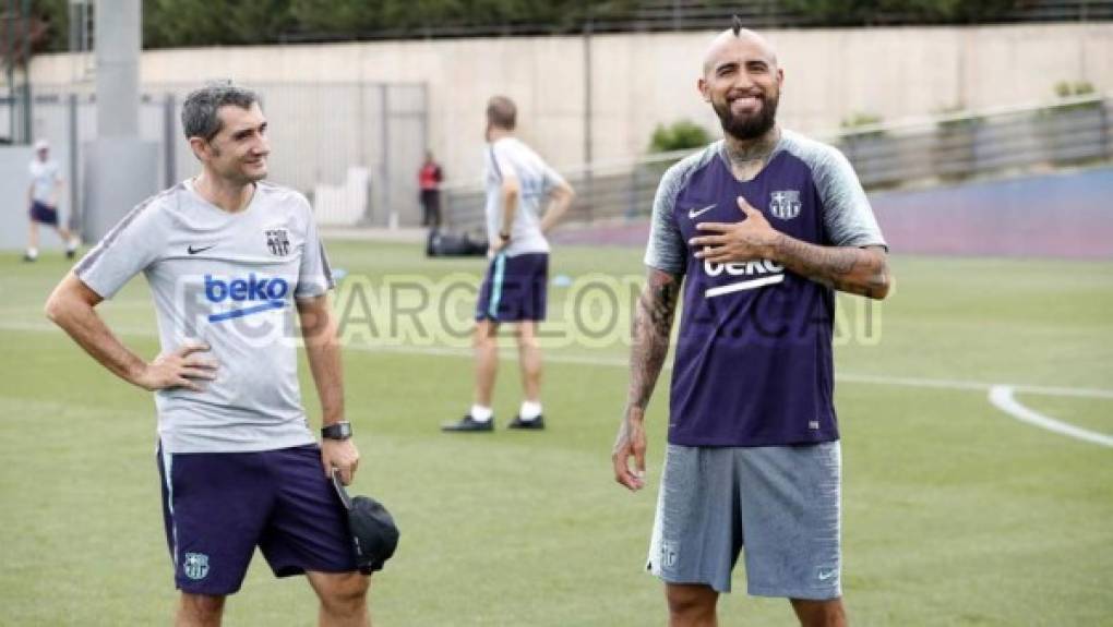 Arturo Vidal ya es uno más en el FC Barcelona. El chileno se ejercitó con sus nuevos compañeros sobre el césped del campo número 7 de la Ciutat Esportiva tras su presentación como nuevo futbolista azulgrana.