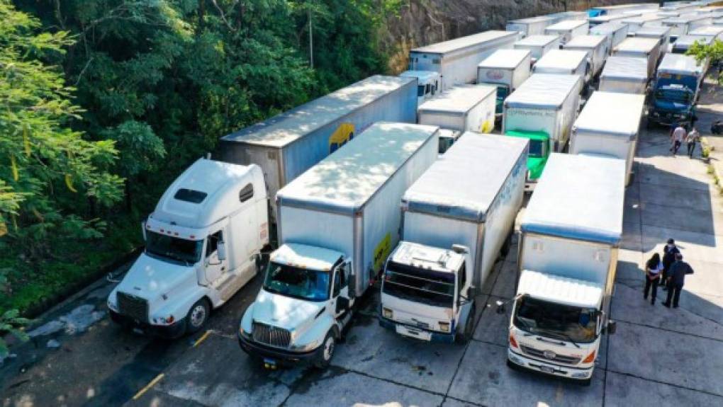 'Son casi 1,000 toneladas de Paquetes Alimentarios que se trasladan, en más de medio centenar de camiones, destinados a las familias hondureñas que resultaron afectadas por Eta', indicó la Secretaria de Prensa de Bukele.