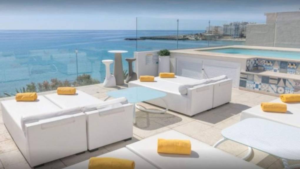 Una de las zonas más llamativas de este hotel es la terraza de estilo 'chill-out'. En ella, los huéspedes pueden disfrutar de las impresionantes vistas del mar, mientras se relajan en los sofás o sillones distribuidos en la terraza, dándose un baño en la piscina, o degustando los licores y copas del bar.