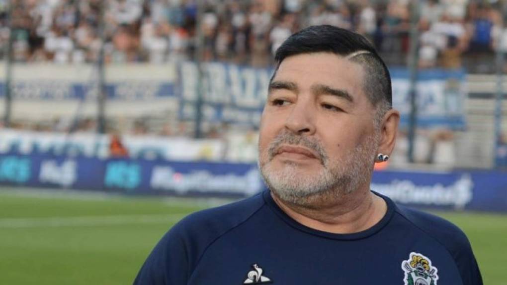 Diego Armando Maradona defendió la camiseta del Sevilla en la temporada 1992-93 y logró hacer siete goles en 30 partidos. El ex jugador usó durante esta corta etapa un Porsche 911 que ha salido a subasta.<br/><br/>