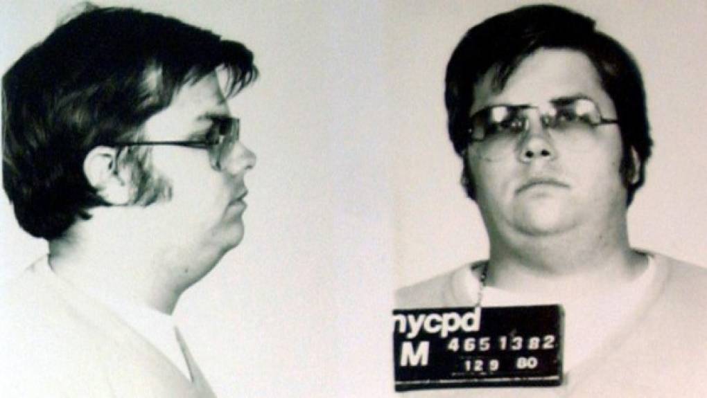 Luego de esto, Mark Chapman disparó a Lennon cuatro veces justo cuando el artista estaba en la puerta de su casa. Posteriormente, Chapman fue condenado a una sentencia de 20 años a cadena perpetua en el Centro Penitenciario de Wende, al este de Buffalo.