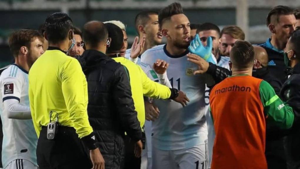El árbitro peruano Diego Haro tomó la decisión de amonestar a Marcelo Moreno Martins y se temió que a Lionel Messi también, sin embargo, en el informe de Conmebol el '10' argentino no presentó amonestación